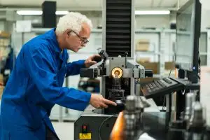 Unternehmensfotos bei C6 Compostite Tooling. Hier ein Mitarbeiter Portrait an einer Maschine