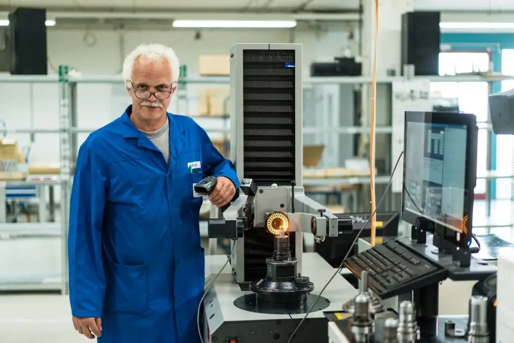 Unternehmensfotos bei C6 Compostite Tooling. Hier ein Mitarbeiter Portrait an einer Maschine