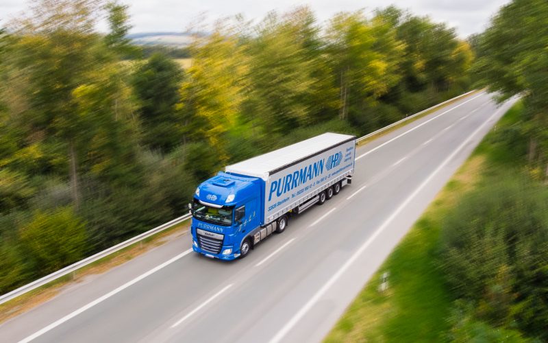 Ein LKW der Spedition Purrmann als Luftaufnahme