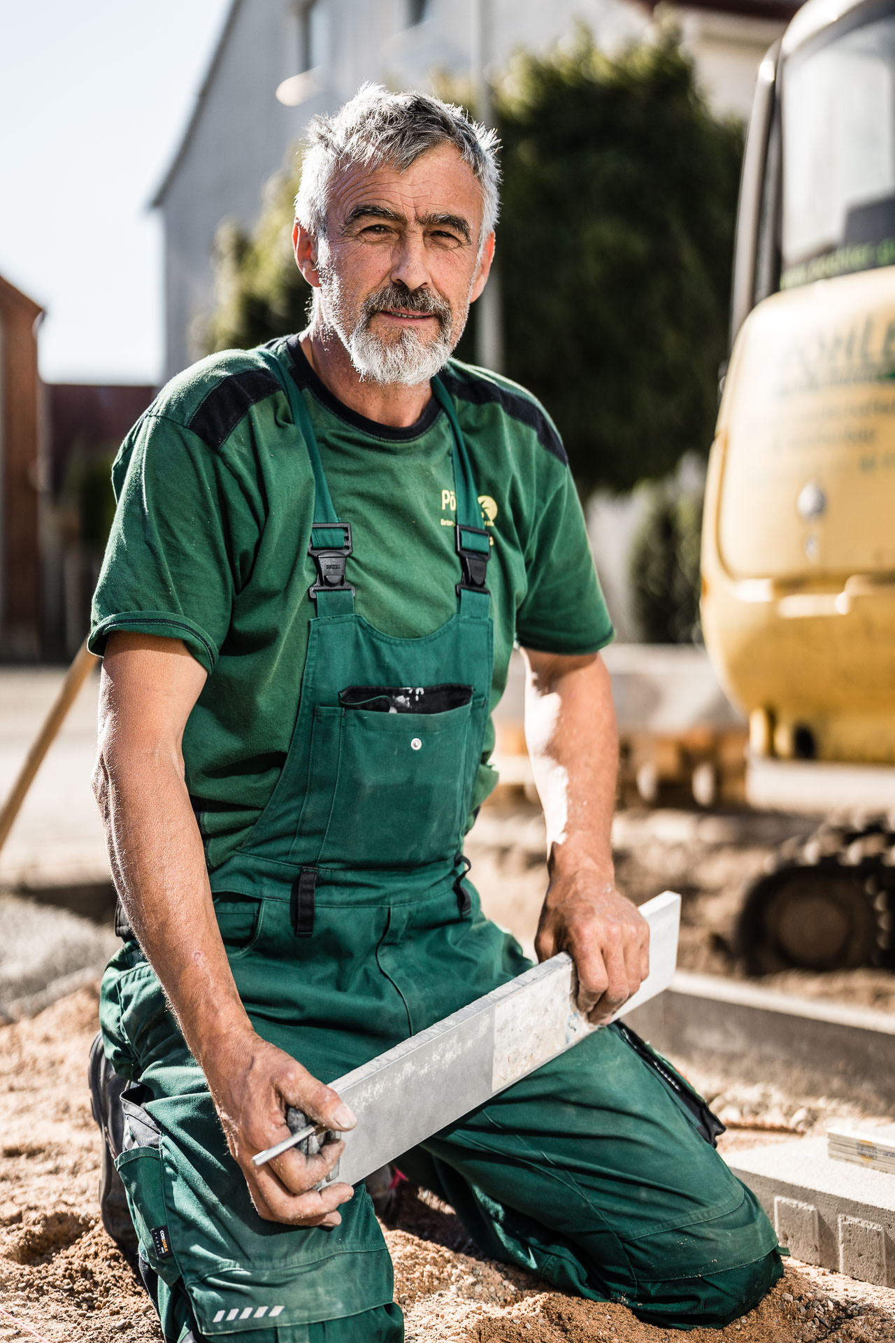 Unternehmensfotos Pöhler Gartenbau beim verlegen von Pflasterplatten