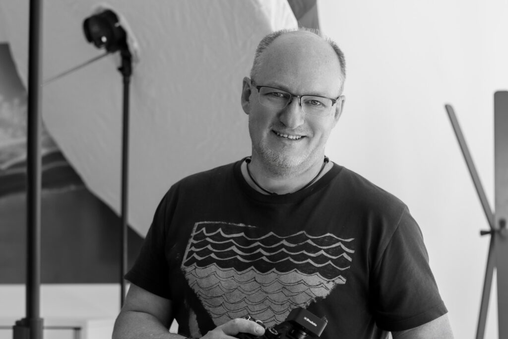 Das ist ein Foto von Thorsten Hennig bei seiner Arbeit als Fotograf.