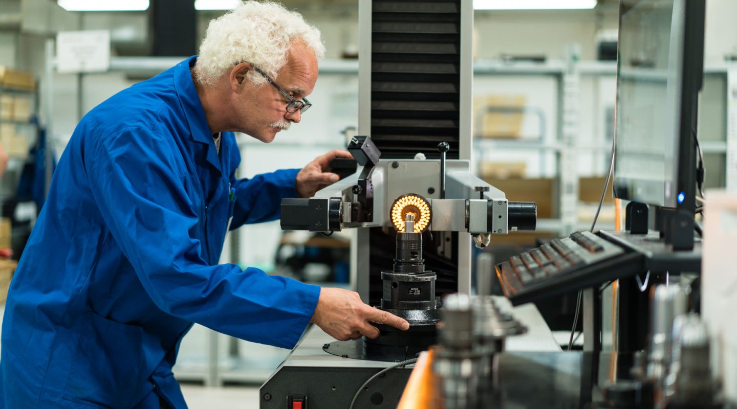 Unternehmensfotos bei C6 Compostite Tooling. Hier ein Mitarbeiter Portrait an einer Maschine