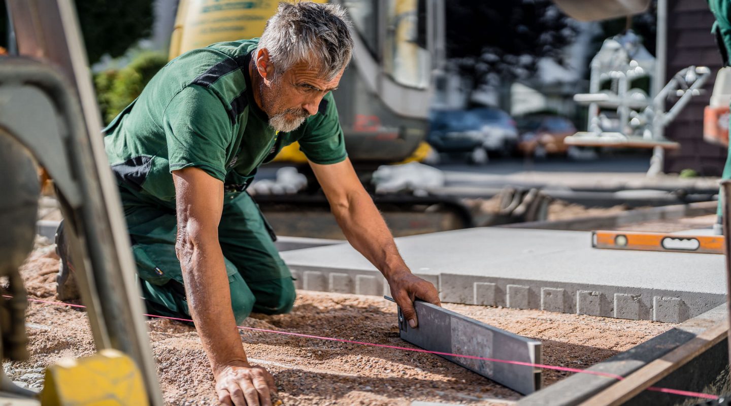Unternehmensfotos Pöhler Gartenbau beim verlegen von Pflasterplatten